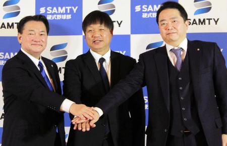 　（左から）岸田ＧＭ、小川監督、サムティ（株）代表取締役小川社長