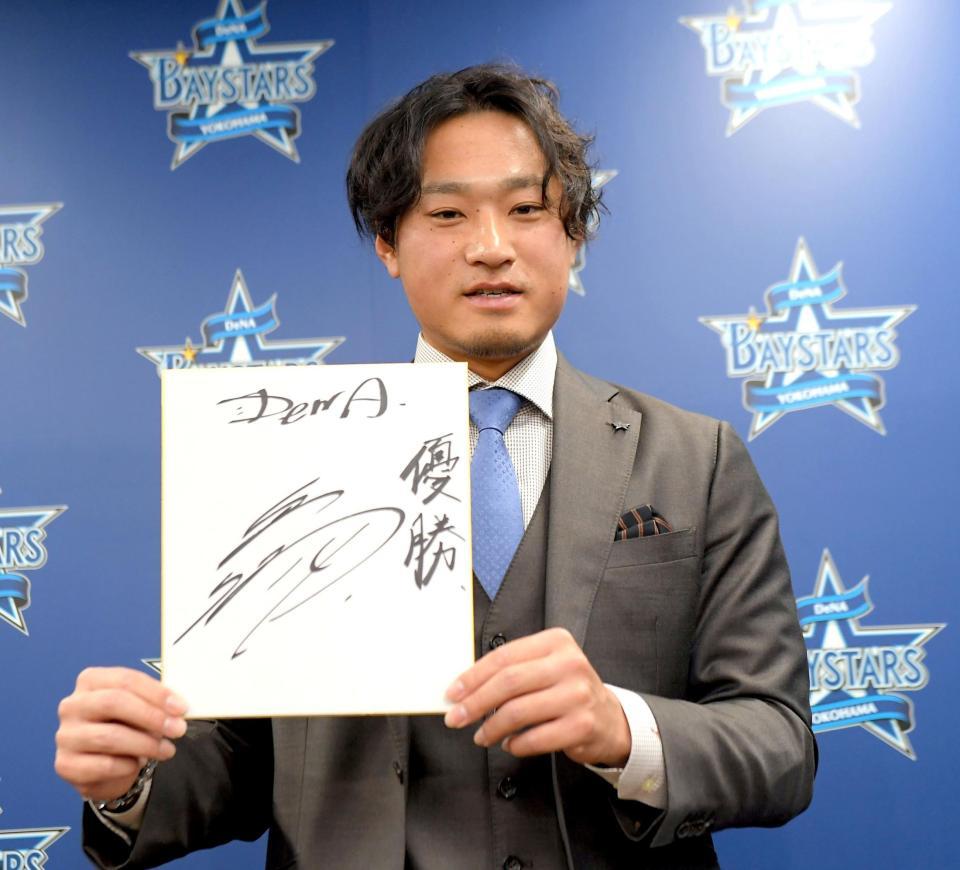 　契約更改した石田（撮影・佐藤厚）