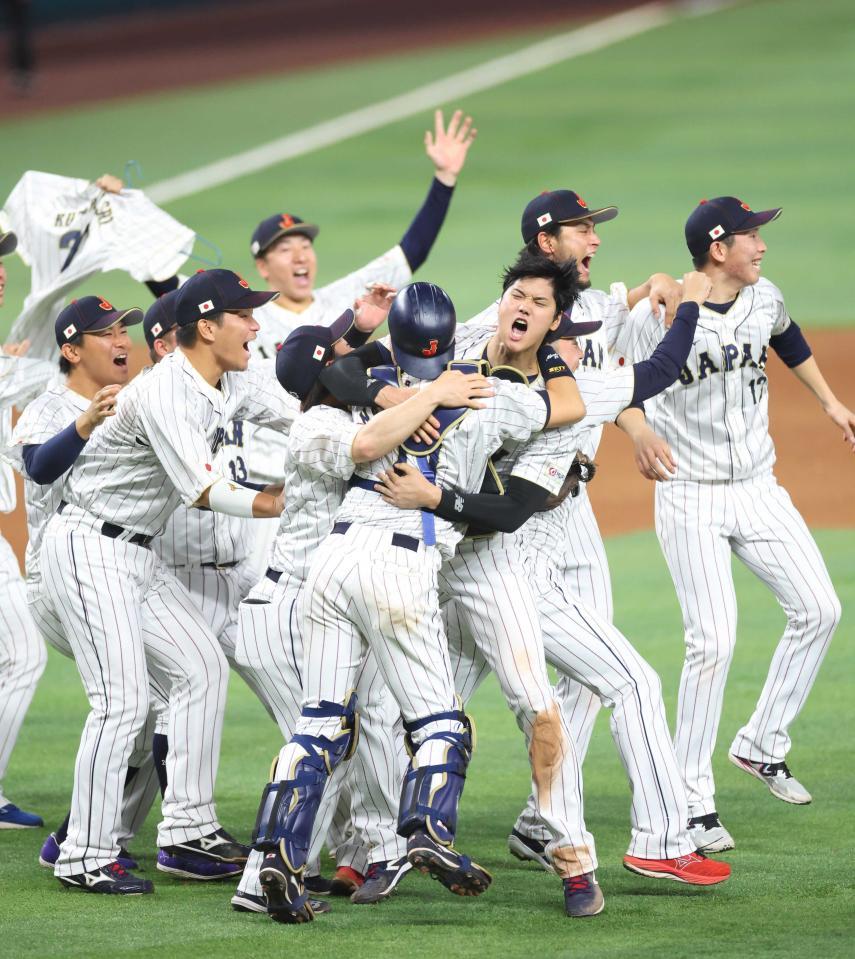 　世界一に輝き抱き合い喜ぶ大谷翔平（中央）ら侍ジャパン