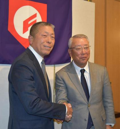 　会議後、握手を交わす小倉新監督（左）と馬淵前監督（右）