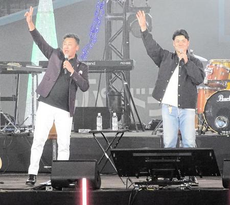 　エスコンで行われた音楽イベントに参加した清宮（右）と岩本勉氏（左）はファンに手を振って挨拶