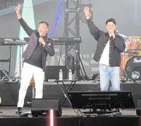 　エスコンで行われた音楽イベントに参加した清宮（右）と岩本勉氏（左）はファンに手を振って挨拶