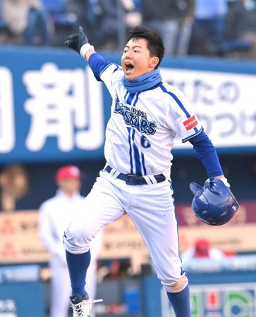 　広島Ｊｒ．にサヨナラ勝ちし、ジャンプして喜ぶＤｅＮＡＪｒ．・井端巧（撮影・西岡正）