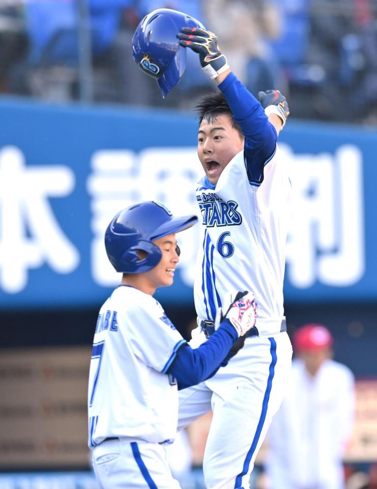 　広島Ｊｒ．にサヨナラ勝ちし、ジャンプして喜ぶＤｅＮＡＪｒ．・井端巧（撮影・西岡正）