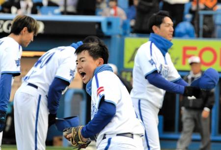 　優勝し、喜びを爆発させるＤｅＮＡＪｒ．・井端巧くん