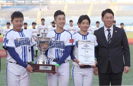 　野球日本代表・井端監督（右端）と記念撮影におさまるＤｅＮＡジュニアの（左から）井端巧、染谷、笹谷