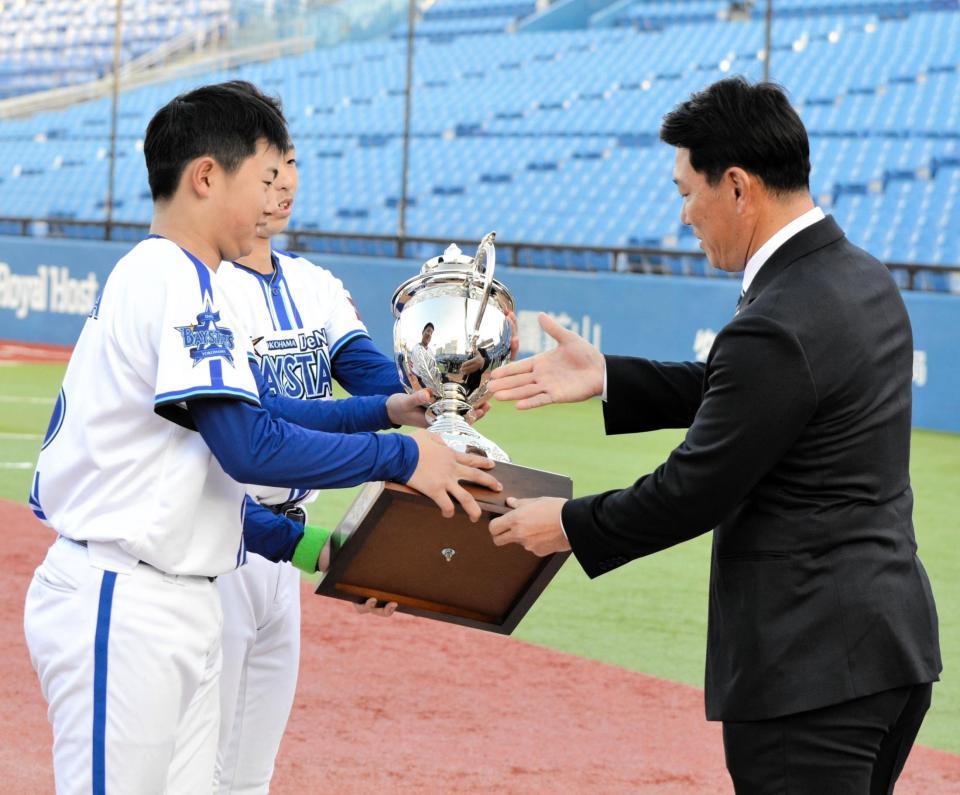 　優勝し、父でもある侍ジャパン・井端監督からトロフィーを授与されるＤｅＮＡＪｒ．・井端巧くん