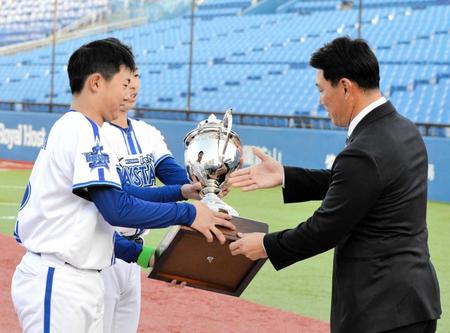 侍Ｊ・井端監督が長男・巧くんを表彰　Ｊｒ．軟式野球大会でＤｅＮＡジュニアが逆転Ｖ