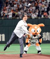 　始球式でマウンドに上がった松井秀喜氏＝２０２３年５月