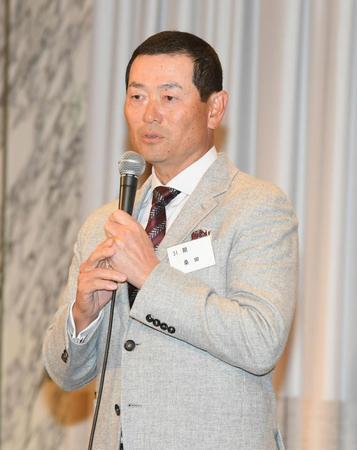 　あいさつする桑田真澄ＯＢ会長（撮影・石井剣太郎）