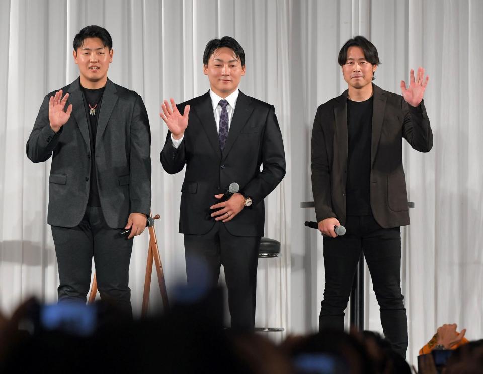 　客席に手を振る（左から）岡本和、丸、亀井コーチ（撮影・佐藤厚）