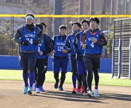 　新人合同練習で、ウオーミングアップする度会（４）らＤｅＮＡの新人選手＝神奈川県横須賀市