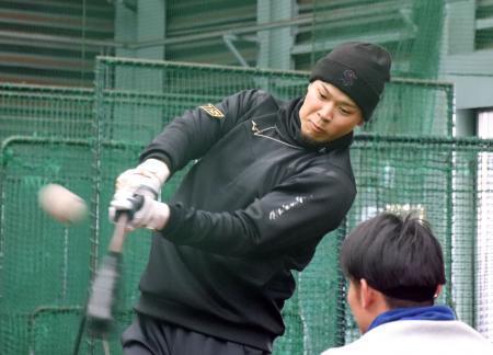 　自主トレを公開した阪神・佐藤輝＝奈良県生駒市