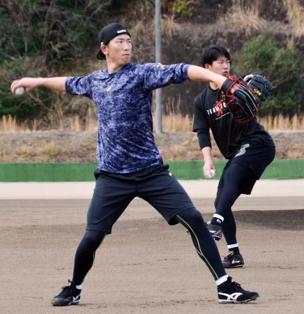 　練習を公開し、キャッチボールをする巨人・戸郷（手前）＝宮崎県延岡市の聖心ウルスラ学園高