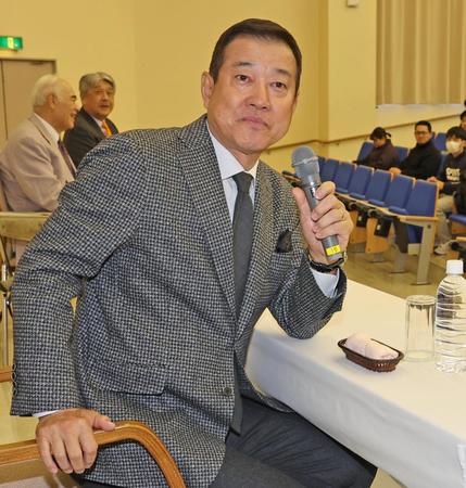 　客員教授として学生に講義をする前巨人・原監督