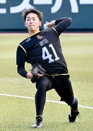 　ソフトバンクの新人合同練習で、キャッチボールするドラフト１位の前田悠＝福岡県筑後市