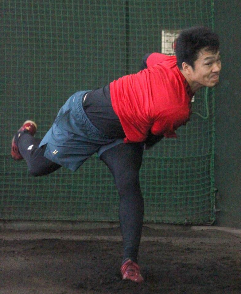 　公開した自主トレで投球練習する則本