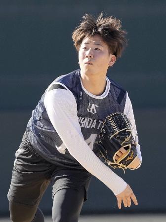 　ヤクルトの新人合同自主トレでキャッチボールするドラフト１位の西舘＝埼玉県戸田市