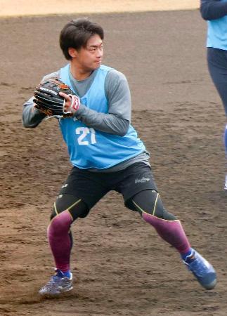 　新人合同練習に励む中日・津田＝ナゴヤ球場