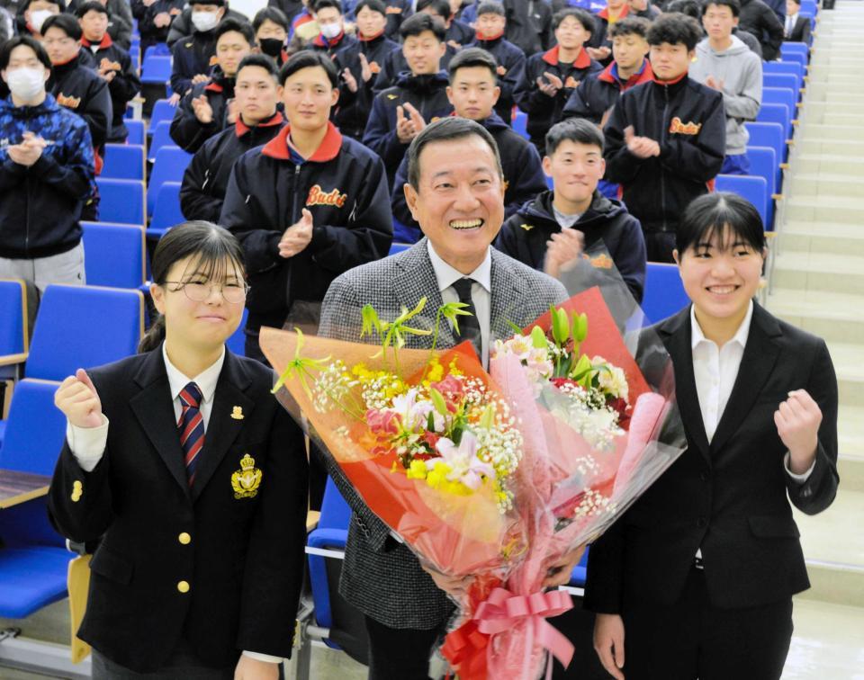 　講義後、学生から花束を贈られる巨人・原前監督