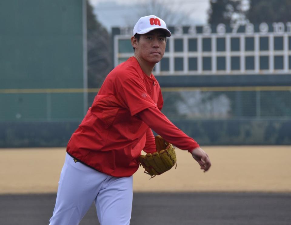 　グラウンドでキャッチボールを行うミキハウス・桜井俊貴