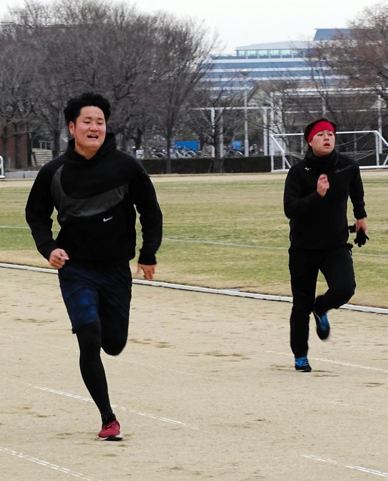 　宮西と合同自主トレを行った堀（右）と山本晃はランニングのメニューをこなす