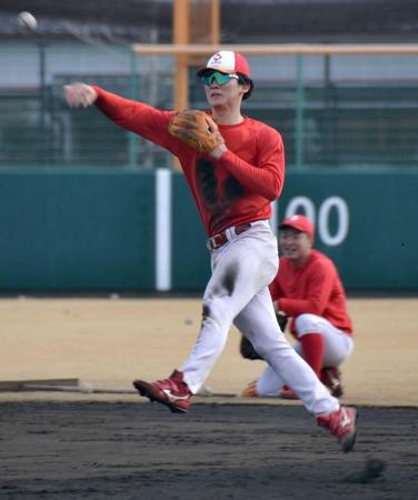 　内野ノックで汗を流す日本生命・山田