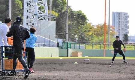 豪華コラボ実現　巨人・坂本勇人の自主トレに宇津木妙子氏がサプライズ登場、三塁本格挑戦にノックでエール