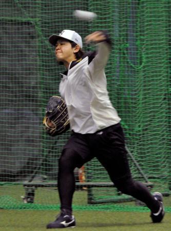 　自主トレを公開したオリックス・宮城＝大阪市