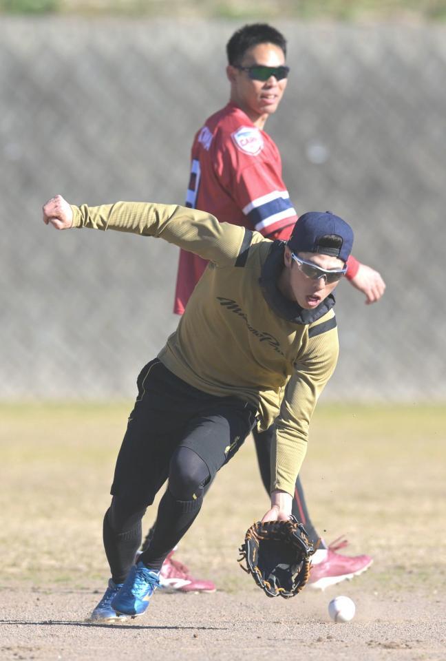 　ノックを受ける五十幡。後方は秋山（撮影・金田祐二）