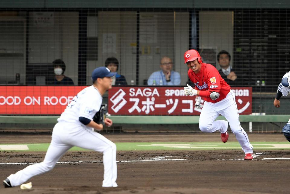 　２回、広島・長野（右）は西武・内海に三塁ゴロに打ち取られるも一塁へ全力で向かう＝２０１９年３月