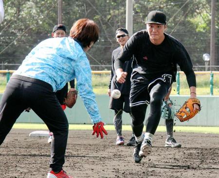 　ソフトボール女子日本代表の宇津木元監督（左）と守備練習する坂本