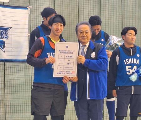 　新入団記念住民票を手に笑顔を見せる度会（左）と上地克明横須賀市長