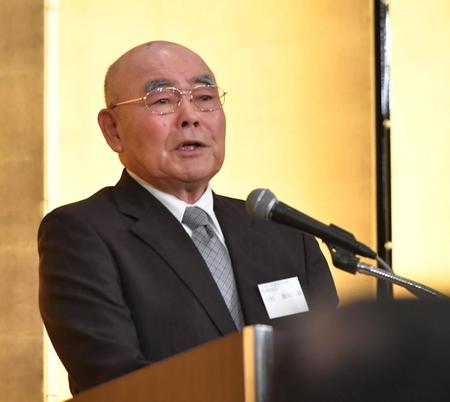 　祝辞をのべる中村順司元ＰＬ学園高校監督（撮影・持木克友）