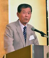 　祝辞をのべる渡辺元智元横浜高校監督（撮影・持木克友）