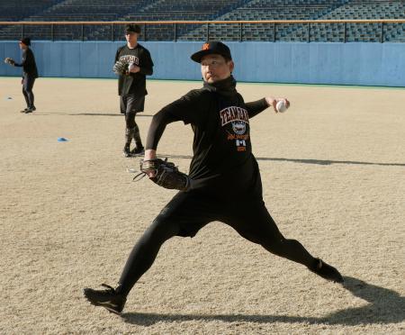 　自主トレを公開した阪神・岩崎＝静岡県草薙総合運動場野球場