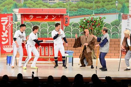 　吉本新喜劇の舞台に上がった（左から）小木田、阿部、安達兼任コーチ、間寛平、辻本茂雄、平山昌雄