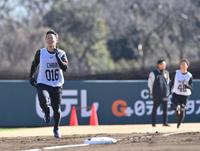 　１５００ｍ走をトップでゴールする千葉（撮影・西岡正）