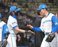 　清宮（右）を迎える新庄監督＝２３年８月