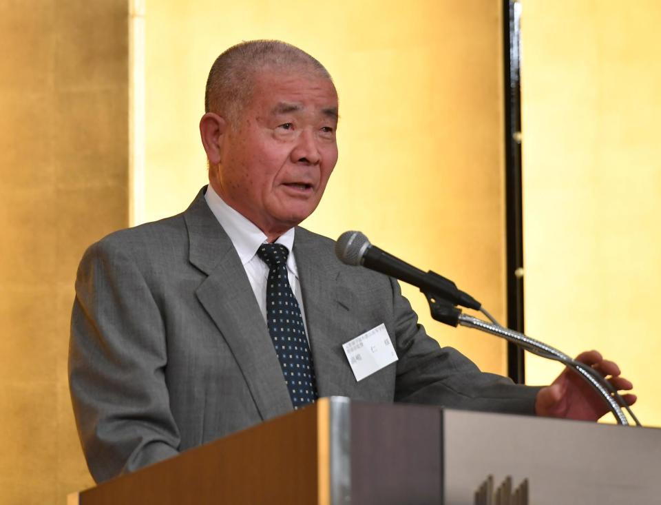 　祝辞をのべる智弁和歌山・高嶋仁元監督＝１３日