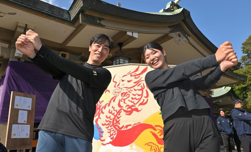 　ポーズを取る和田（左）とプロゴルファーの桜井心那（撮影・中田匡峻）