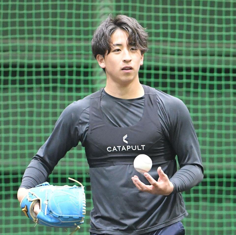 　ブルペンで投げた細野（撮影・佐々木彰尚）