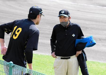 　阪神・藤浪晋太郎と話をする今成泰章スカウト（右）＝２２年２月撮影