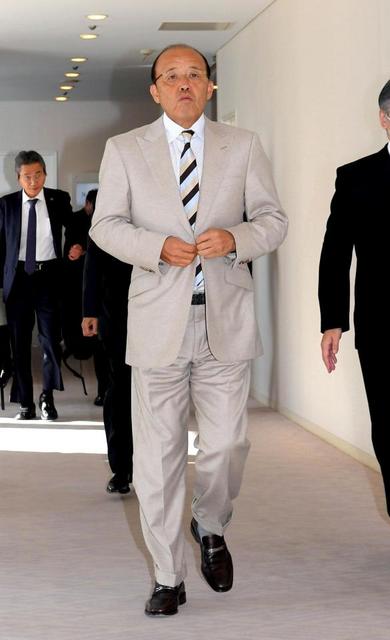 阪神・岡田監督は智将感たっぷり ベージュのスーツ＆縁なしメガネ 日本