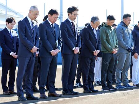 　黙とうする福良ＧＭ（前列左から２人目）らオリックスナイン（撮影・山口登）
