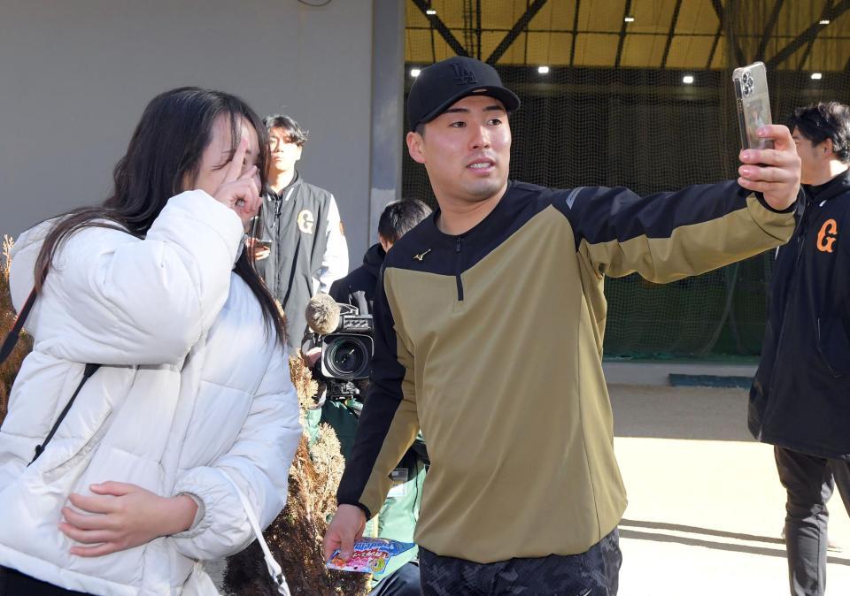 　女性ファン（左）との２ショットを自撮りする浅野（撮影・佐藤厚）