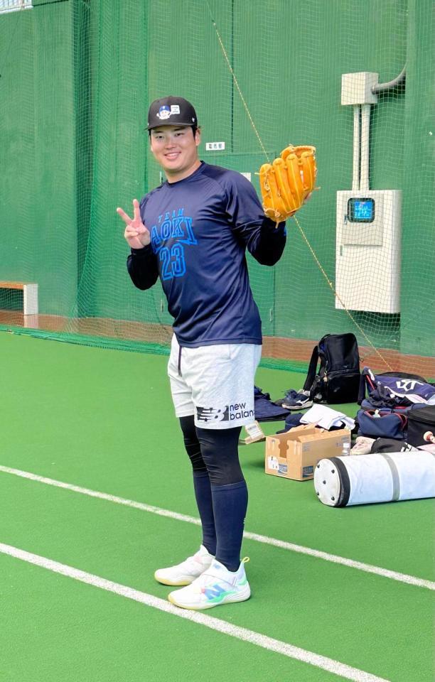 　チーム青木のＴシャツと帽子を着用して、自主トレを公開した村上（球団公式Ｘから）