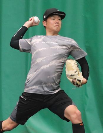 　ブルペンで投球する阪神・西勇＝沖縄県宜野座村