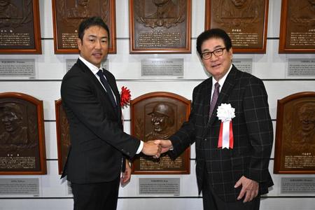 　山本浩二氏（右）と同氏のレリーフの前で記念撮影する黒田博樹氏（代表撮影）