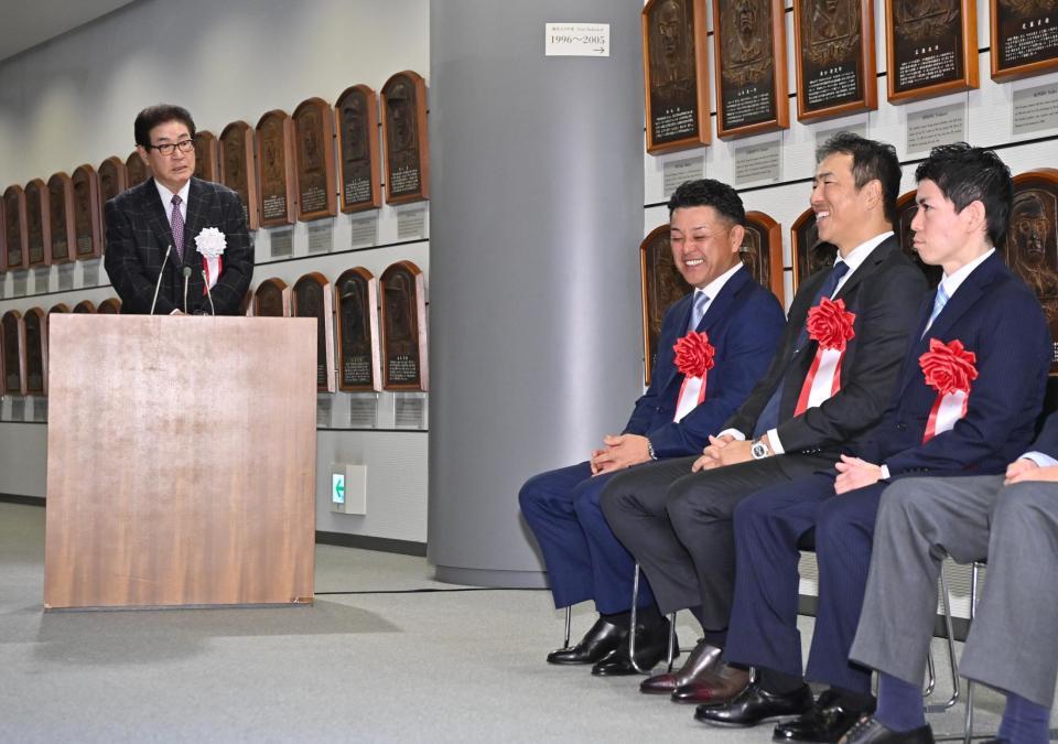 　山本浩二氏（左端）の祝福スピーチに笑顔を見せる谷繁元信氏（左から２人目）と黒田博樹氏（同３人目）＝代表撮影